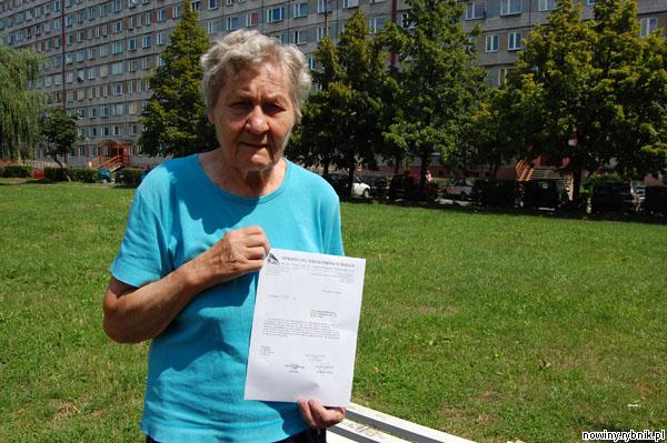 Leokadia Mikielewicz pokazuje decyzję zarządu Spółdzielni Mieszkaniowej „Żory” o wypłaceniu jej należnych pieniędzy