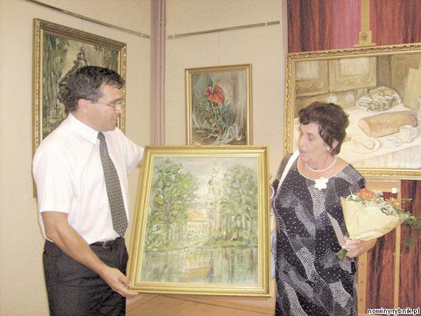 Elżbieta Gąska przekazała swój obraz Lucjanowi Buchalikowi, dyrektorowi muzeum