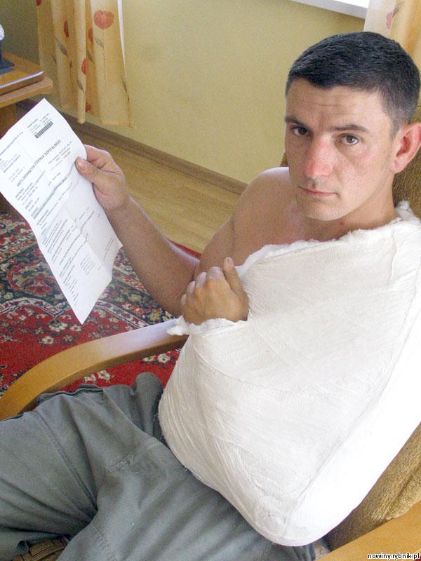 Leszek Gruszka zmienił szpitalną chustę na gipsowy opatrunek