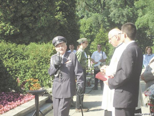 Płk Tadeusz Dłużyński podzielił się z zebranymi paroma refleksjami historycznymi, modlitwę za zmarłych prowadził ks. Franciszek Skórkiewicz