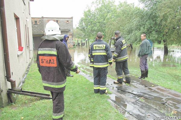 Podczas ostatniej ulewy strażacy z OSP pomagali mieszkańcom w okiełznaniu żywiołu. Zdjęcie: Mateusz Kaczmarek