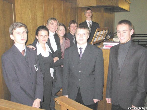 Elżbieta Włosek-Żurawiecka z absolwentami i uczniami klasy organów, którą prowadzi w Szkole Muzycznej Braci Szafranków