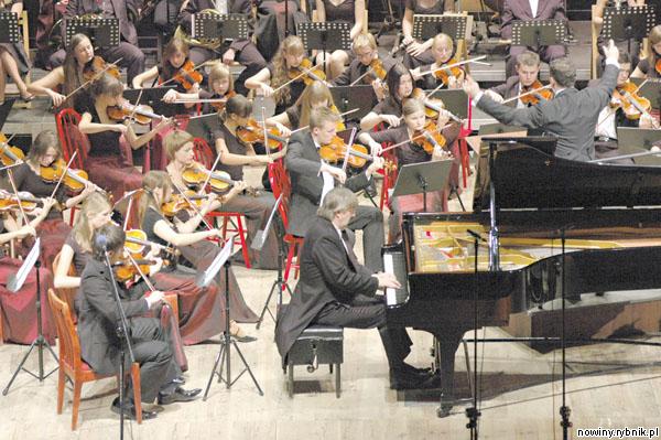 Koncert z udziałem Piotra Palecznego i szkolnej orkiestry rozpoczął rok obchodów 75-lecia rybnickiej szkoły muzycznej