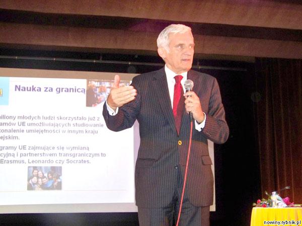 Prof. Jerzy Buzek zachęcał młodzież do nauki języków obcych i studiowania za granicą