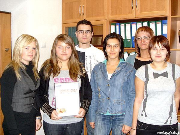 Laureaci wraz z opiekunką Moniką Fudali prezentują dyplom wręczony im podczas warszawskiej gali