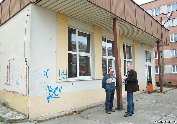 Władysław Łukasiewicz (z lewej) i Krzysztof Kurek chcą, by w byłej filii szkoły powstała przychodnia