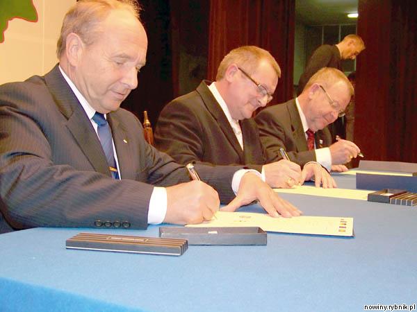 List intencyjny podpisali starostowie (od lewej): Jochen Welt, Jerzy Rosół i Anders Bjurnström