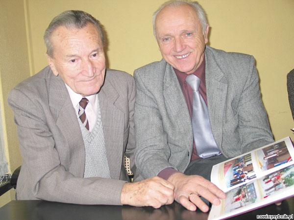 Autorzy książki o rybnickiej hucie Franciszek Sycha (z lewej) i Jerzy Natkaniec