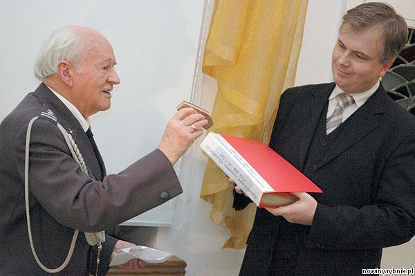 Płk Tadeusz Dłużyński przekazał Bogdanowi Klochowi, dyrektorowi muzeum, m.in. oryginalną pieczątkę Solidarności