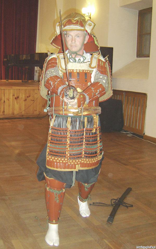 Jerzy Ludziejewski w oryginalnej zbroi samuraja. Zdjęcie: zbiory własne