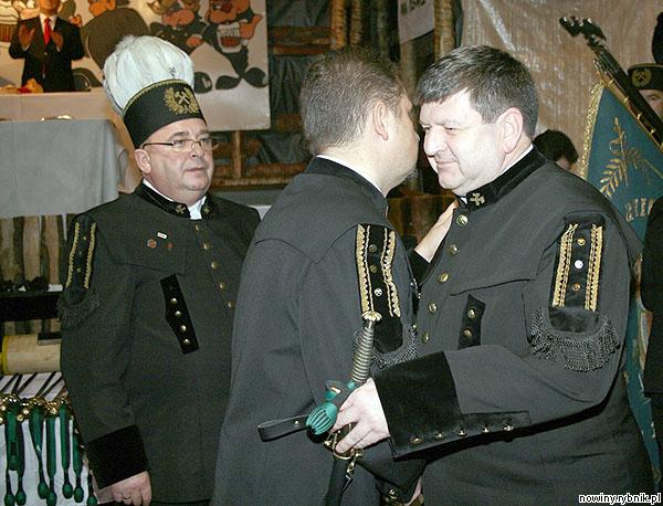 Proboszcz Andrzej Wieczorek (z prawej) odebrał Honorowy Kordzik z rąk Piotra Dudy. Zdjęcie: Krzysztof Leśniowski