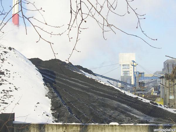 Na kopalnianych zwałach coraz więcej węgla