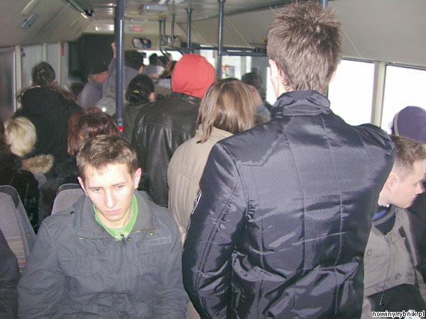 Podróżni nieraz są zmęczeni tłokiem w autobusie