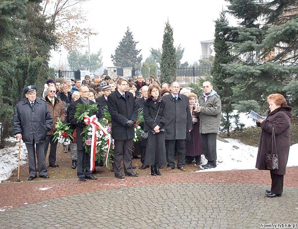 Delegacje udały się na cmentarz Ofiar Oświęcimskich. Zdjęcie: UM Wodzisław Śląski