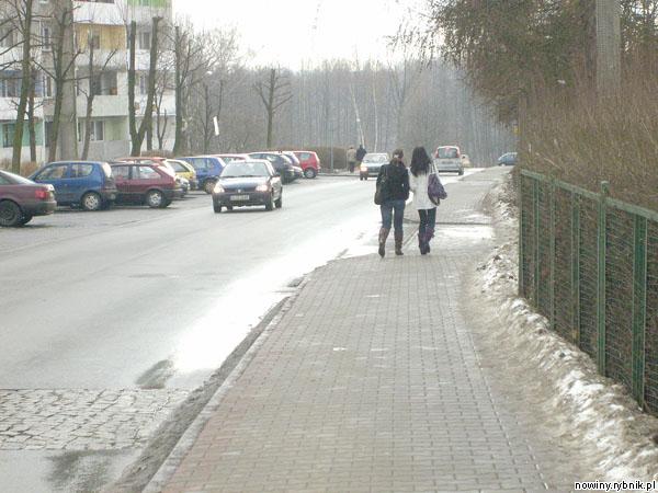 Na Wielkopolskiej krzyżują się szlaki pieszych i coraz większej liczby rozpędzonych aut