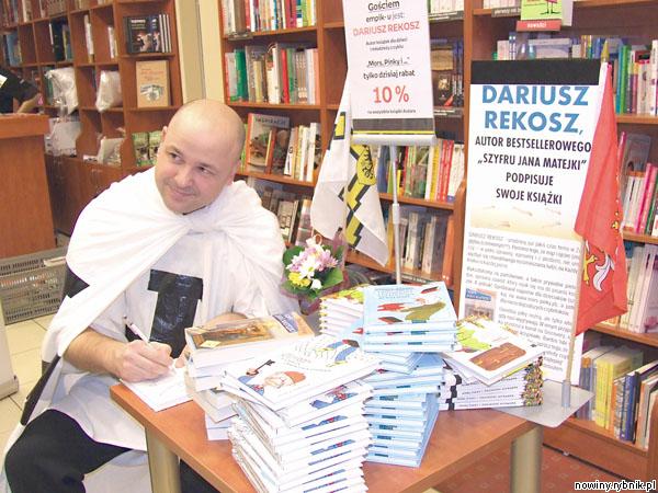 Krzyżak Dariusz Rekosz podpisał wiele swoich książek