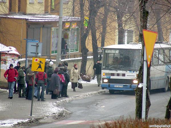 Z przystanku na ul. Broniewskiego korzysta mnóstwo ludzi