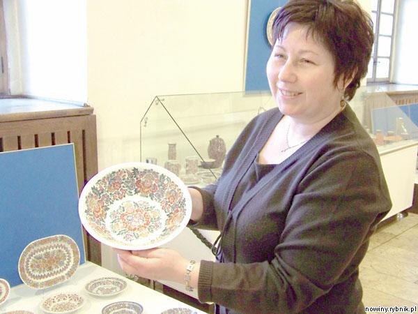 Zgromadzone na wystawie misy, talerze, wazy to użytkowe dzieła sztuki – mówi etnograf Julita Ćwikła