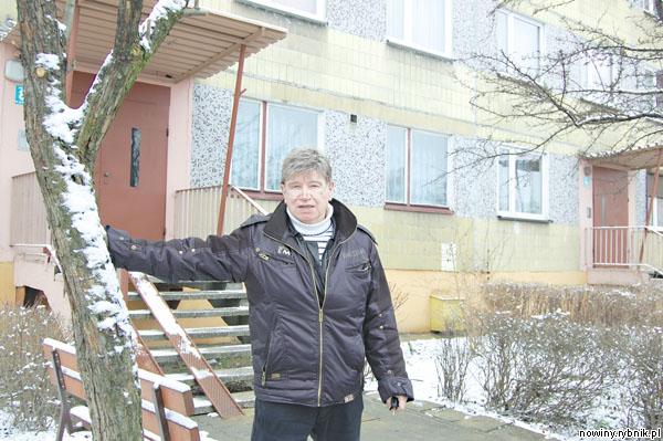 Manfred Buchalik przed blokiem, w którym miał mieszkanie