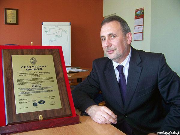Dyrektor Ryszard Rudnik z dumą prezentuje certyfikat ISO