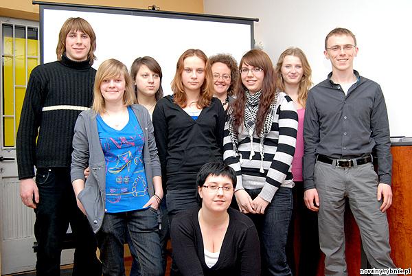 Uczestnicy projektu z szefem stowarzyszenia ASK Piotrem Dominiakiem (na zdjęciu pierwszy z prawej)