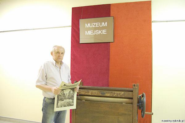 Jan Delowicz trzyma archiwalny numer „Polonii” Wojciecha Korfantego, w której całą stronę przeznaczono Żorom, w tym staremu cmentarzowi