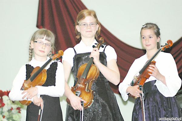 W gronie najmłodszych skrzypków pierwszą nagrodę zdobyła ośmioletnia <b>Angelika Malerczyk </b>z Tychów, drugą <b>Alicja Ptasińska </b>z Wodzisławia Śl., a trzecią <b>Anna Sączewska </b>z Jaworzna