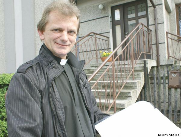 Ksiądz Stanisław Czempka pokazuje plany kaplicy