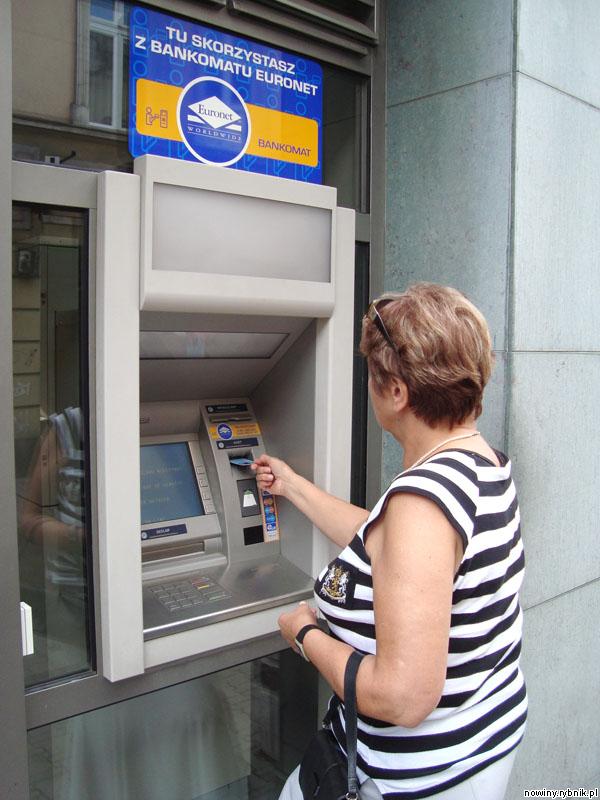 Potwierdzenie wypłaty z bankomatu to często dowód, który może przesądzić o pozytywnym załatwieniu reklamacji