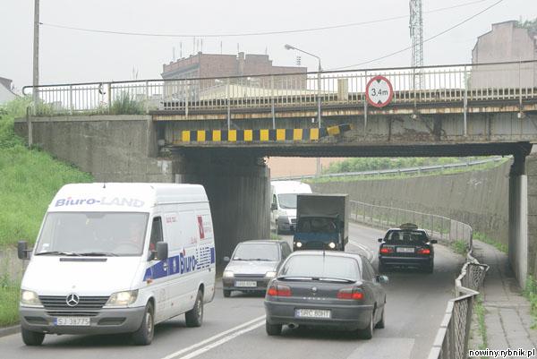 Pod wiaduktem na ulicy Bosackiej zmieszczą się auta o wysokości do 3,4 m