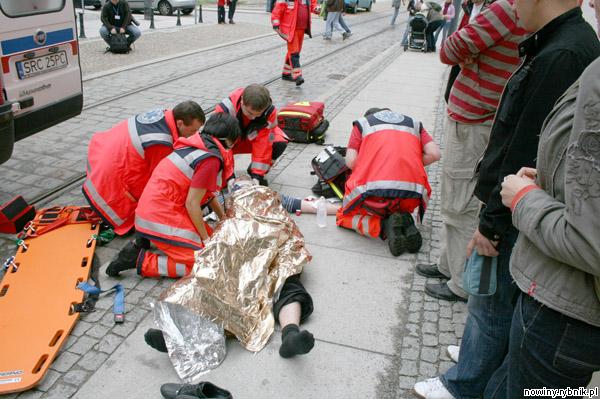Podczas zawodów we Wrocławiu ratownicy z Raciborza poproszeni zostali do prawdziwego wypadku. W centrum miasta mężczyzna montujący bannery reklamowe spadł z drabiny. Zdjęcie: Pogotowie Racibórz