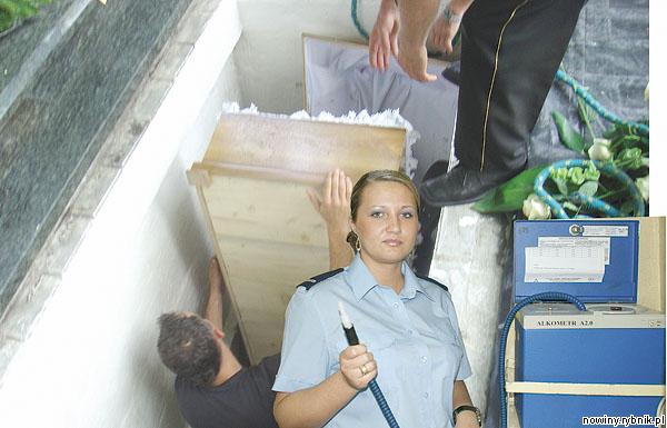 Wszyscy żałobnicy zostali przebadani alkomatem – mówi Anna Wróblewska. W tle: trumna wpadła pionowo do grobu (foto: zbiory rodzinne)