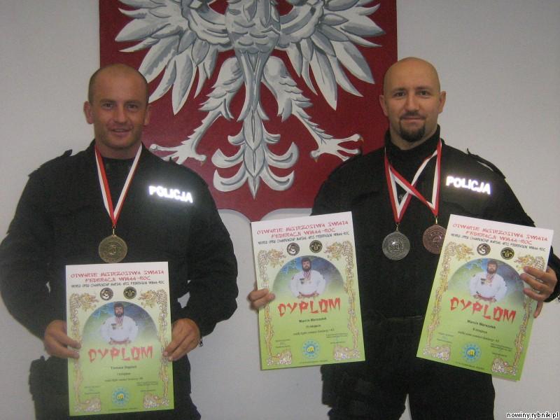 Marcin Marszałek (z dwoma medalami) i Tomasz Stępień. / KMP Wodzisław
