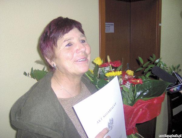 Zofia Maciończyk po wyjściu z kancelarii notarialnej dostała od rady nadzorczej ogromny bukiet kwiatów / SM Orłowiec