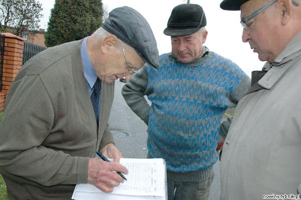 Mieszkańcy chętnie podpisują się pod petycją. Na zdjęciu: Franciszek Chrobok, Paweł Ritau i radny Józef Piontek / Wacław Troszka