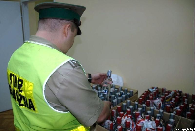 35-letni mieszkaniec powiatu wodzisławskiego przewoził ponad 100 butelek nielegalnego alkoholu. / ŚOSG