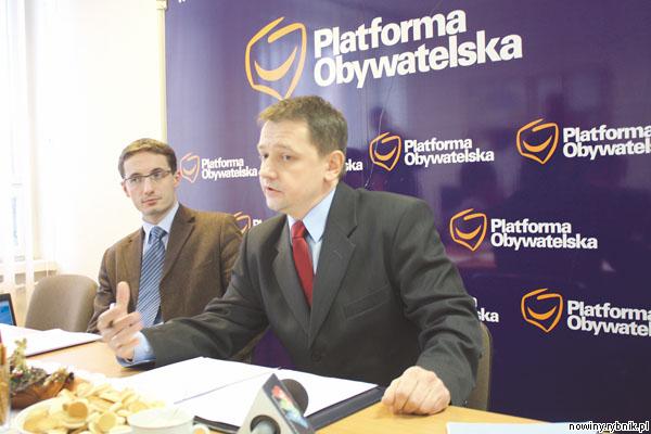 Marek Krząkała i Piotr Kuczera prezentują swój pomysł na konferencji prasowej / Adrian Karpeta