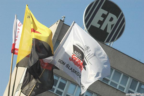 Na terenie zakładu pojawiły się flagi wszystkich trzech związków zawodowych / Wacław Troszka