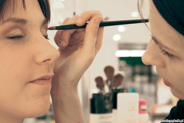 Nie zapominajmy o użyciu tuszu do rzęs, powoduje „otwarcie” oka, a w wersji minimum może stanowić podstawę makijażu / Zdjęcie Dominik Gajda