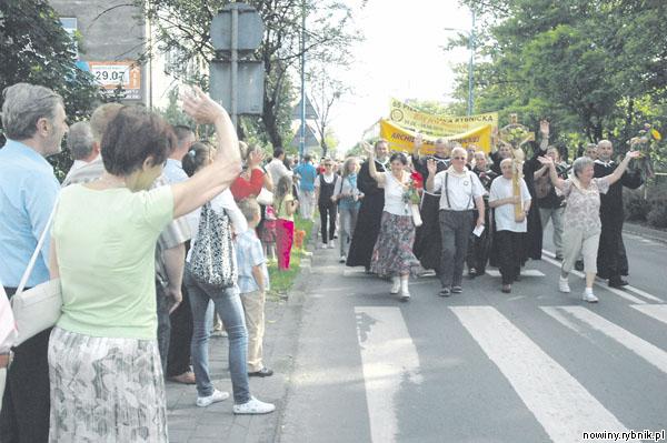 Z dworca PKP pątnicy przeszli do bazyliki pw. św. Antoniego, witani przez tłumy mieszkańców / Wacław Troszka