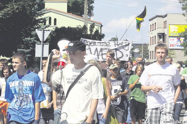 W sobotnim przemarszu uczestniczyło blisko sto osób, kolejne były mniej liczne / Dominik Gajda
