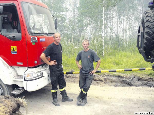 Ogniomistrz Wacław Bensz (z prawej) i sekcyjny Marek Brzoska odpoczywają przy swoim samochodzie, który wyciągał uszkodzony sprzęt z terenów objętych ogniem / PSP Żory