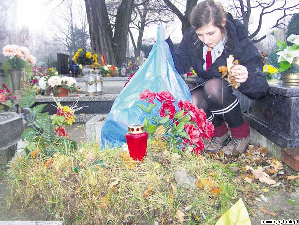 Obok wielu zadbanych pomników są zarośnięte groby – mówi Roksana Malina / Kamila Laby