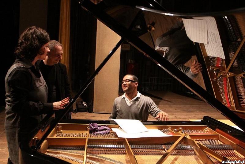 Gonzalo Rubalcaba wypróbował fortepian, na którym zagra w czwartek / Dominik Gajda