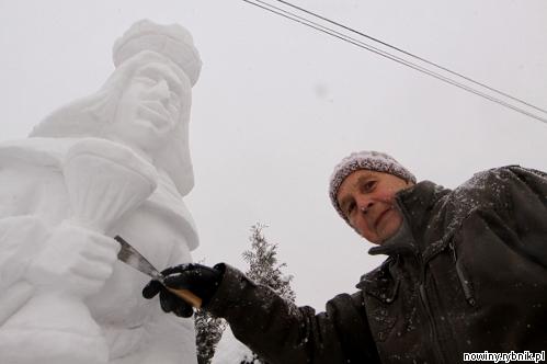 Żorzanin Henryk Foks wyrzeźbił Świętą Barbarę w śniegu. / Dominik Gajda