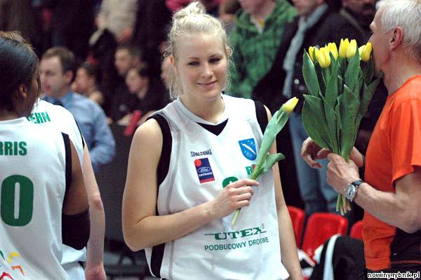 Po meczu z Ineą kibice kwiatami podziękowali zawodniczkom za ten sezon / Wacław Troszka