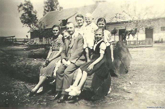 Elżbieta Bajer, córka Pawła Reissa, z mężem Józefem i dziećmi przed zabudowaniami tartaku / zbiory rodzinne