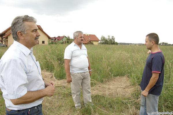 Roman Latosik (z lewej), Benedykt Kempny i Arkadiusz Lorke nie wyobrażają sobie, by w tym miejscu stanęły czteropiętrowe domy / Zdjęcie: Ireneusz Stajer