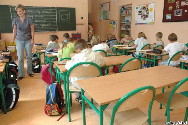 Dzieci myślą o wakacjach, nauczyciele o rosnącej liczbie pustych ławek w klasach / Wacław Troszka