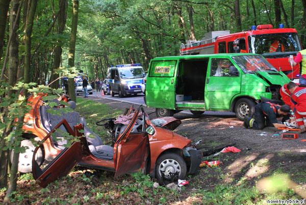 W czwartek na Mikołowskiej zginęła kierująca daewoo matizem 23-letnia kobieta / KMP w Rybniku